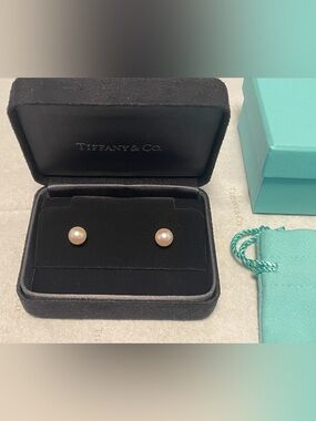 Authentic Brand New Tiffany & Co. Signature Pearl Earrings 18kt white gold.